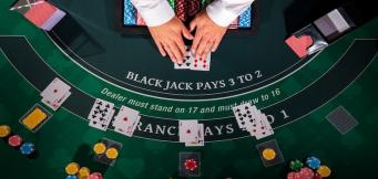 Blackjack strategi: Hvornår skal jeg hitte eller stå?