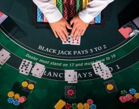 Blackjack strategi: Hvornår skal jeg hitte eller stå?