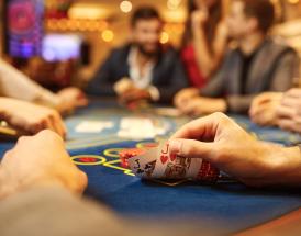 At bluffe i poker: En kunst, der kræver teknik og taktik