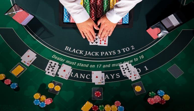 Blackjack strategi: Hvornår skal jeg hitte eller stå?