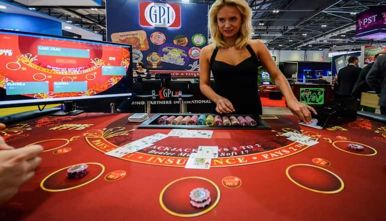 Live casino vs. virtuelt casino: Hvilken type spiller er du?