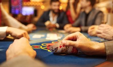 At bluffe i poker: En kunst, der kræver teknik og taktik