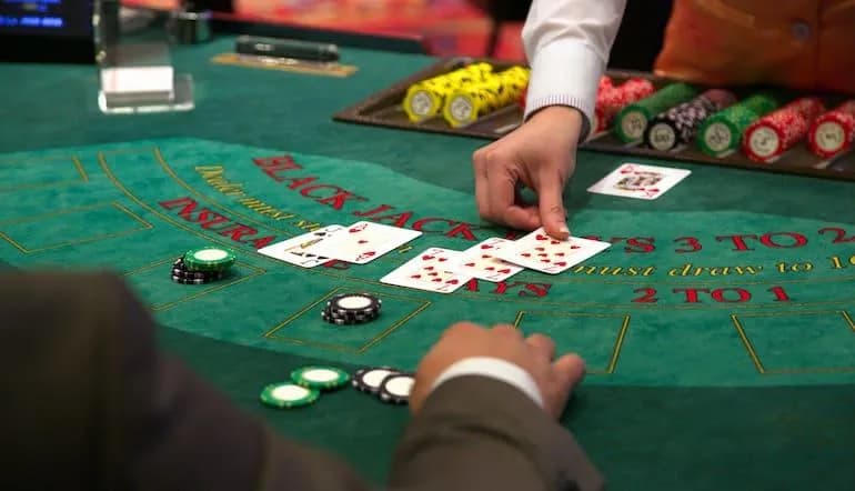 21+3 Blackjack: Korttrick & Strategier för Vinst